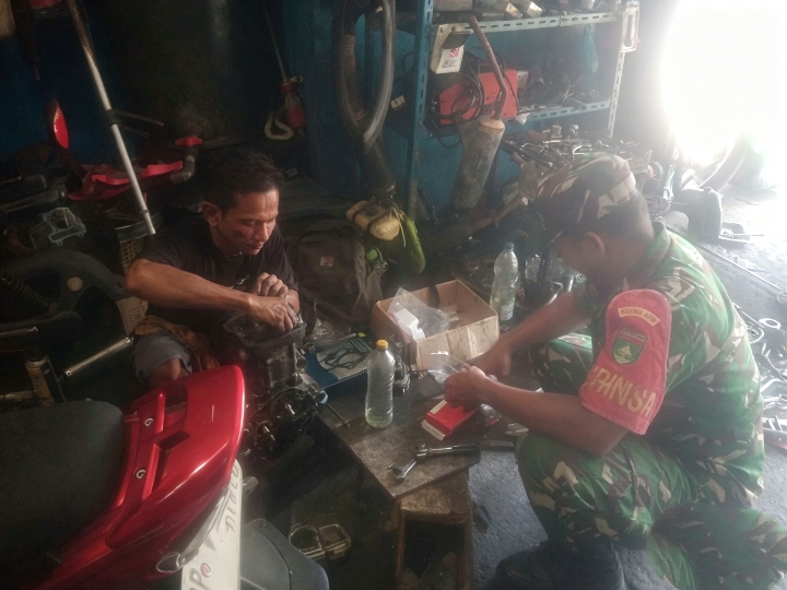 Babinsa Koramil 02/Tarempa Komsos dengan Montir Bengkel, Jaga Kualitas Layanan dan Keselamatan Kerja