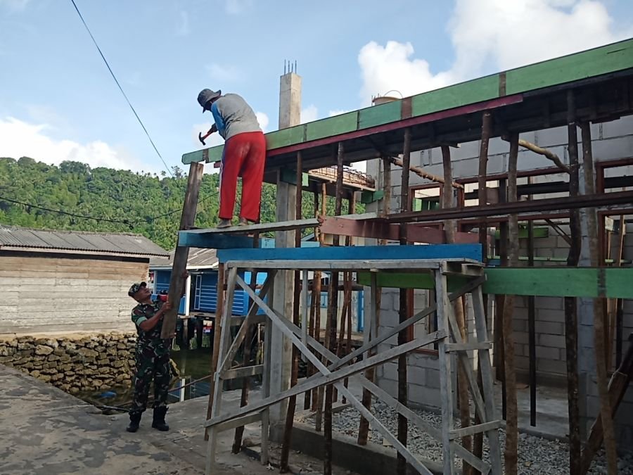 Babinsa Koramil 02/Tarempa Komsos dengan Warga Binaan di Dusun Mentalip, Pererat Kemanunggalan TNI-R