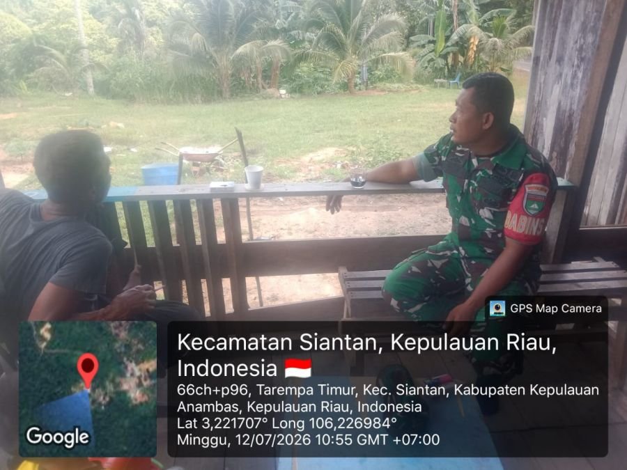 Babinsa Koramil 02/Tarempa Komsos dengan Warga Desa Tarempa Timur, Pererat Silaturahmi dan Jaga Kamt