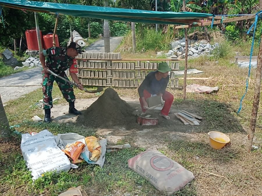 Babinsa Koramil 02/Tarempa Komsos dengan Warga Binaan Pencetak Batako di Desa Nyamuk