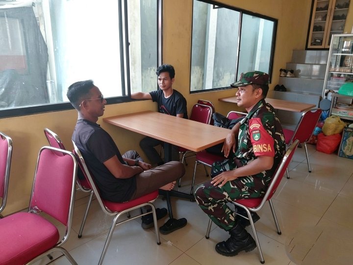 Babinsa Koramil 02/Tarempa Komsos dengan Nahkoda Speed, Tekankan Keamanan Laut dan Keselamatan Penum