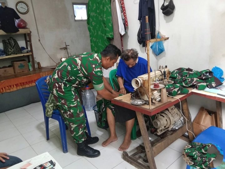 Babinsa Koramil 02/Tarempa Komsos dengan Tukang Jahit, Dukung UMKM dan Serap Aspirasi Warga