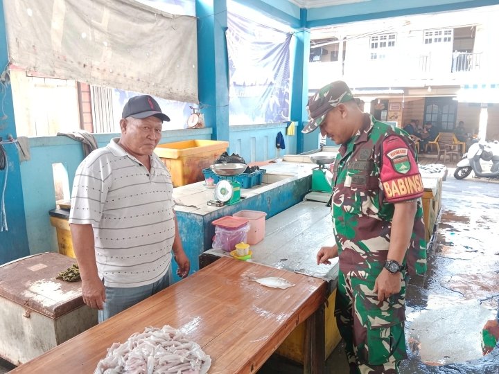 Babinsa Koramil 02/Tarempa Komsos dengan Pedagang Ikan, Pantau Harga dan Dukung Daya Beli Masyarakat
