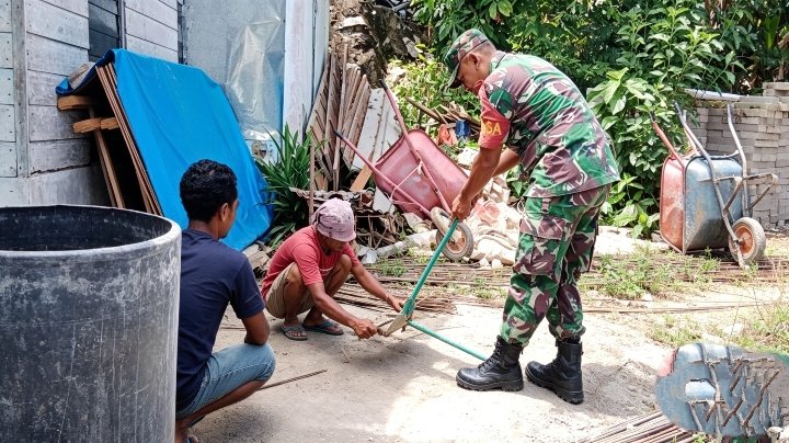 Babinsa Koramil 02/Tarempa Komsos dengan Tukang Bangunan, Pantau Pembangunan dan Keselamatan Kerja