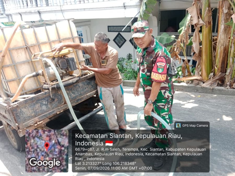 Babinsa Koramil 02/Tarempa Komsos dengan Sopir Pick Up, Bahas Kebutuhan Air Bersih di Musim Kekering