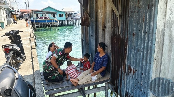 Babinsa Koramil 02/Tarempa Komsos dengan Ibu-Ibu Rumah Tangga di Desa Sri Tanjung