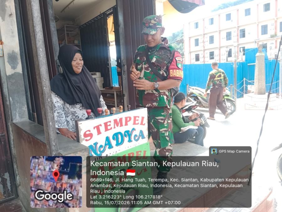 Babinsa Koramil 02/Tarempa Komsos dengan Pengrajin Stempel, Pererat Silaturahmi dengan Warga