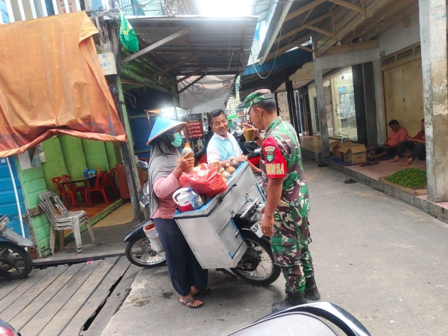 Babinsa Koramil 02/Tarempa Komsos dengan Penjual Jamu Keliling, Tekankan Keselamatan dan Dorong UMKM