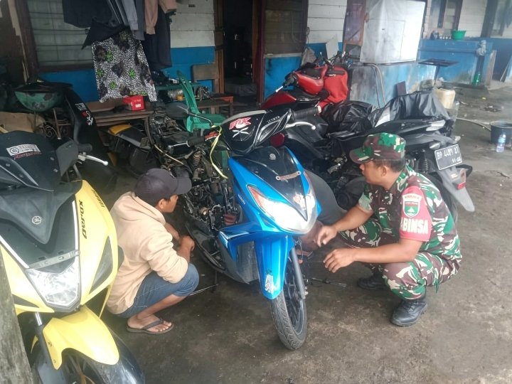 Babinsa Koramil 02/Tarempa Komsos dengan Montir Motor, Dorong Pengembangan Usaha dan Jaga Kamtibmas