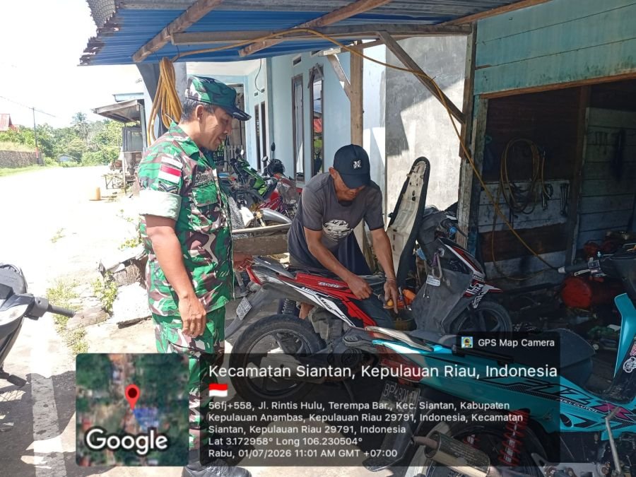 Babinsa Koramil 02/Tarempa Komsos dengan Mekanik Sepeda Motor, Jaga Keamanan dan Ketertiban Bengkel