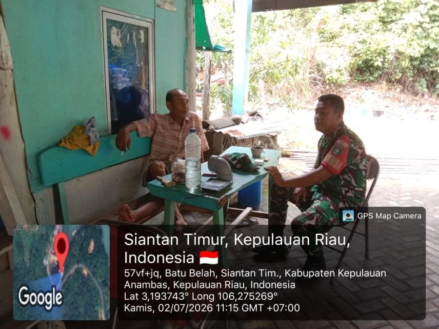 Babinsa Koramil 02/Tarempa Komsos dengan Warga Desa Temburun, Pererat Silaturahmi dan Jaga Kamtibmas