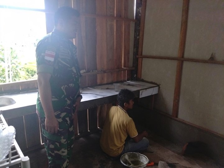 Babinsa Koramil 02/Tarempa Komsos dengan Tukang Bangunan, Pererat Silaturahmi dan Jaga Kamtibmas