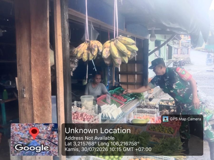 Babinsa Koramil 02/Tarempa Komsos dengan Pedagang Sayur, Pantau Harga Tetap Stabil
