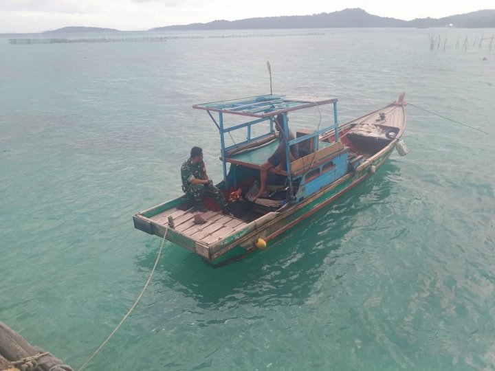Babinsa Koramil 02/Tarempa Komsos dengan Nelayan, Imbau Keselamatan Melaut di Tengah Cuaca Buruk