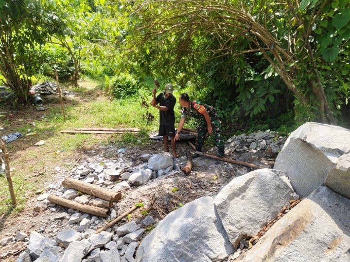 Babinsa Koramil 02/Tarempa Komsos dengan Tukang Pecah Batu, Tekankan Keselamatan Kerja