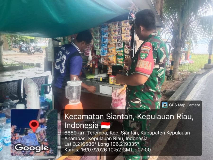 Babinsa Koramil 02/Tarempa Laksanakan Komsos dengan Pedagang Kaki Lima di Tarempa