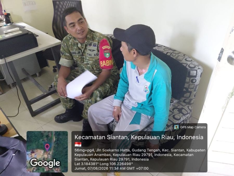 Babinsa Koramil 02/Tarempa Laksanakan Komsos dengan Sekdes Tarempa Selatan, Bahas Persiapan HUT RI k