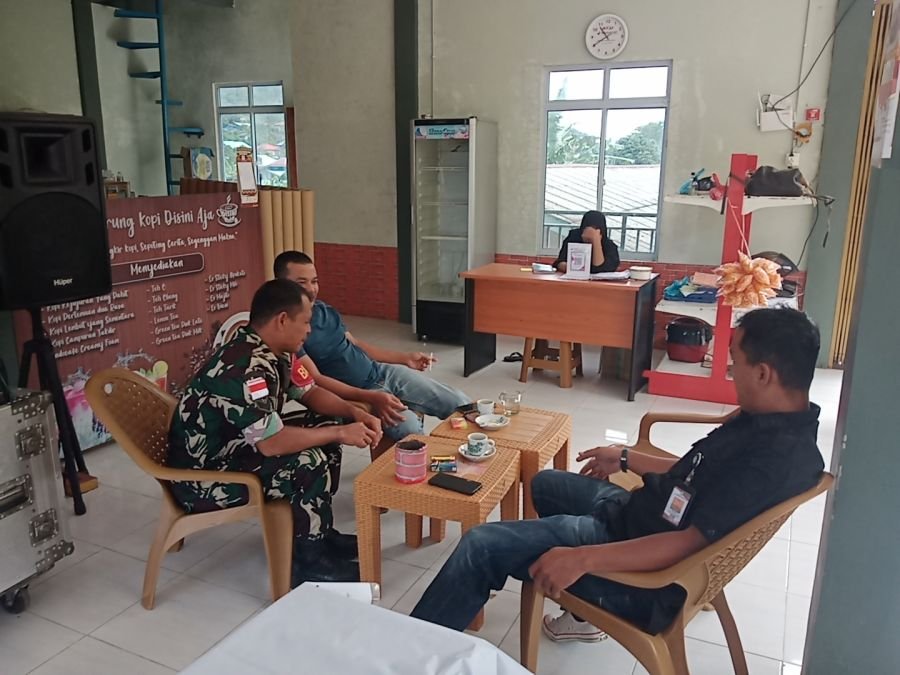 Babinsa Koramil 02/Tarempa Laksanakan Komsos Bersama Warga di Tarempa Selatan