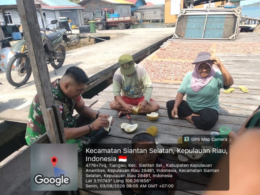 Babinsa Koramil 02/Tarempa Laksanakan Komsos dengan Pengolah Cumi Kering di Desa Tarempa Timur