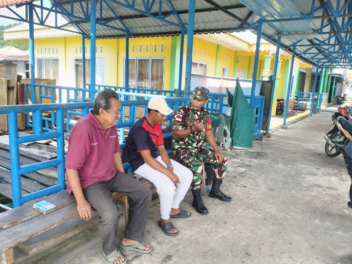 Babinsa Koramil 02/Tarempa Laksanakan Komsos Bersama Warga Desa Tarempa Barat