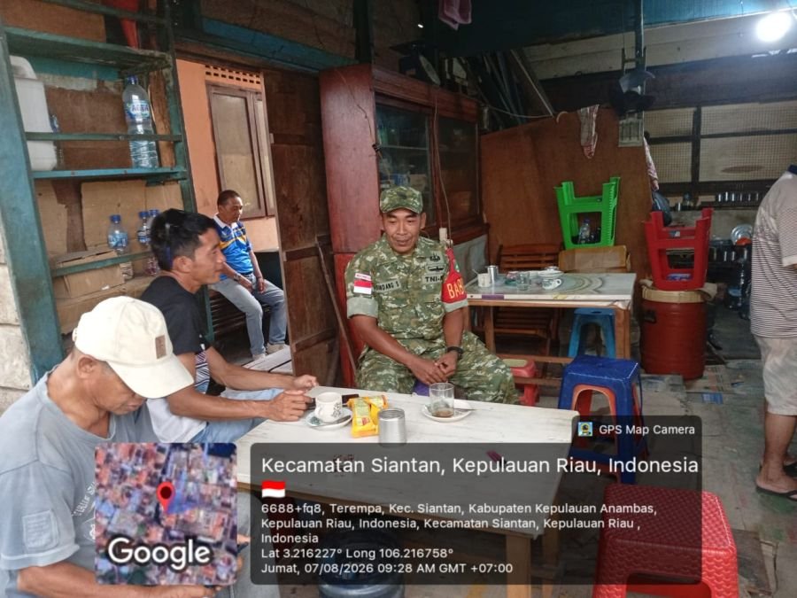 Babinsa Koramil 02/Tarempa Laksanakan Komsos Bersama Mitra Karib di Tarempa