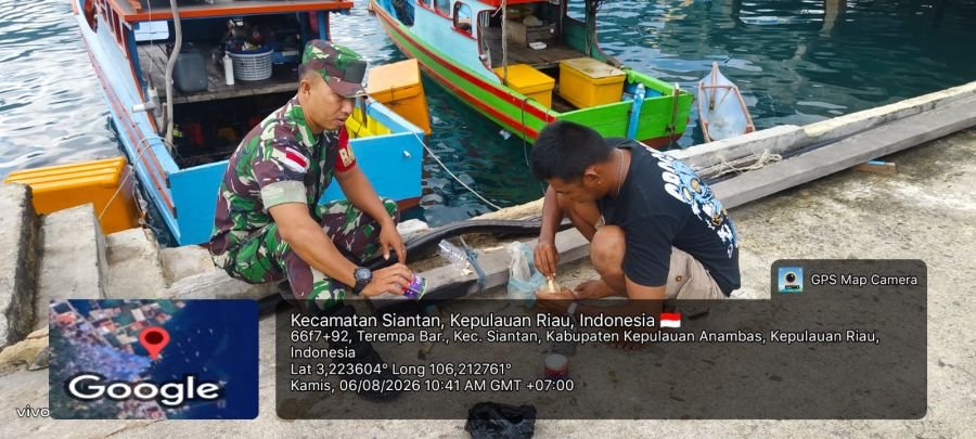 Babinsa Koramil 02/Tarempa Laksanakan Komsos Bersama Nelayan Perbaiki Pompong Bocor di Desa Sri Tanj