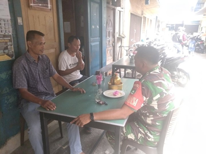 Babinsa Koramil 02/Tarempa Laksanakan Komsos Bersama Pelaku Usaha Rumah Makan di Anambas