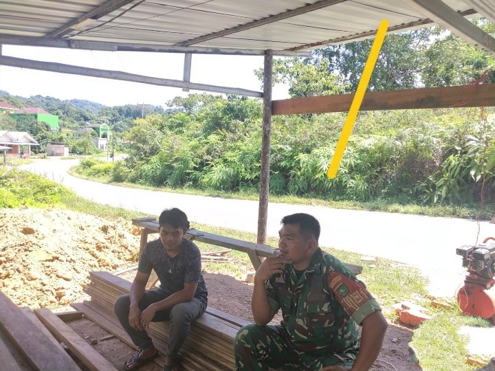 Babinsa Koramil 02/Tarempa Laksanakan Komsos Bersama Warga Desa Tarempa Selatan
