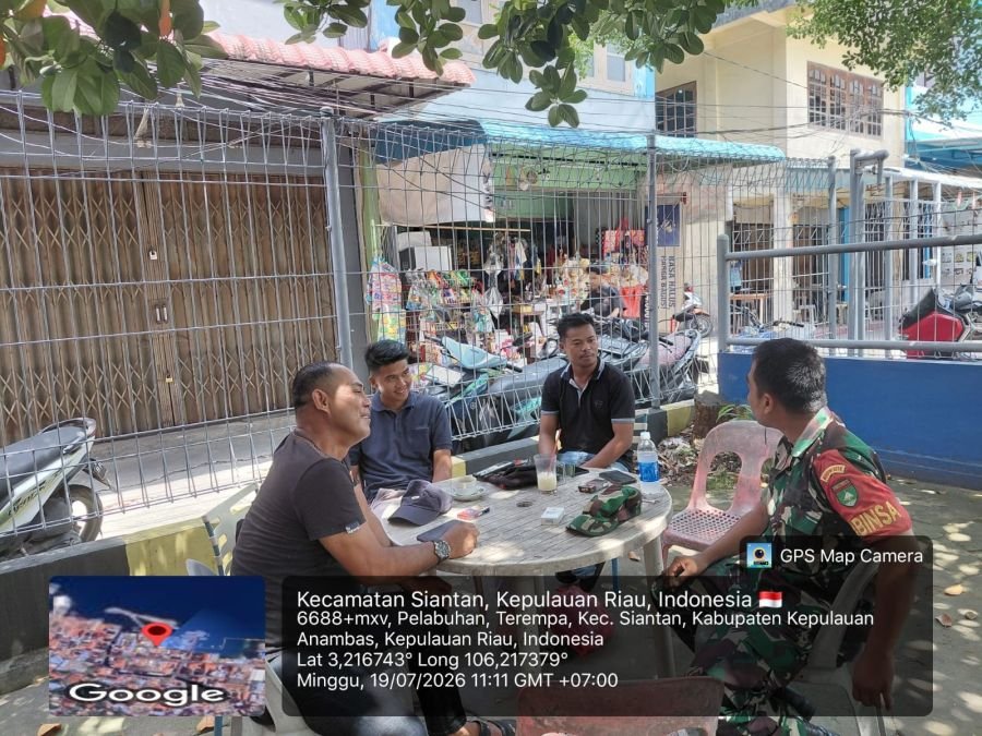 Babinsa Koramil 02/Tarempa Laksanakan Komsos Bersama Warga Kelurahan Tarempa