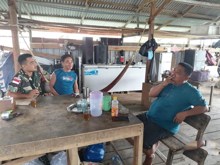 Babinsa Koramil 02/Tarempa Laksanakan Komsos Bersama Warga Desa Temburun, Perkuat Kemanunggalan TNI-