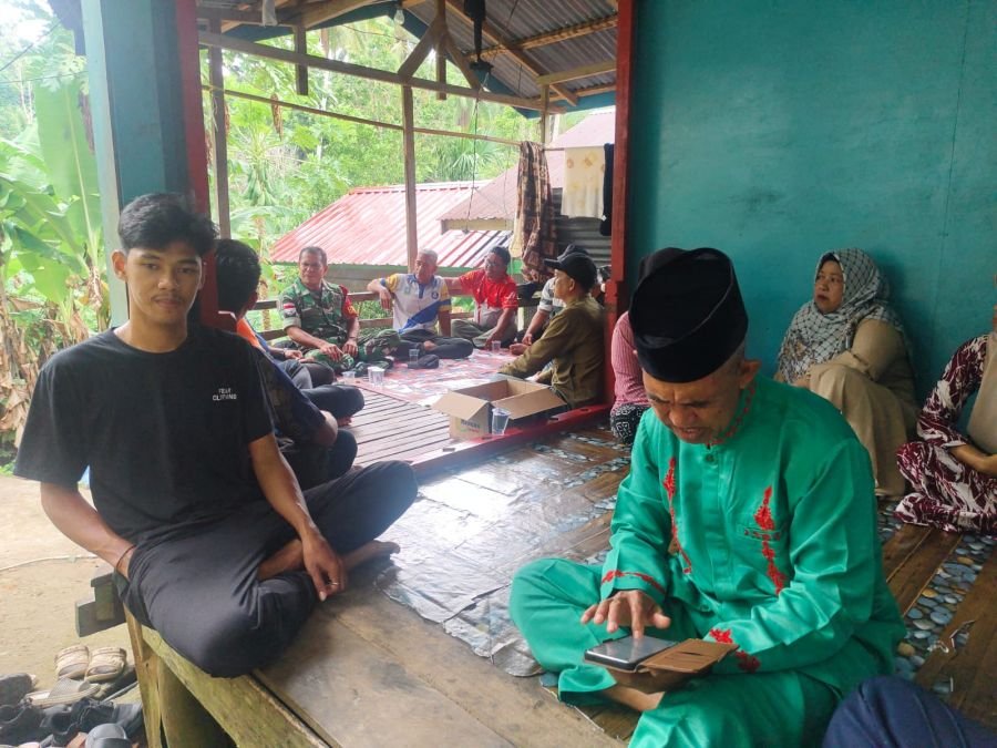 Babinsa Koramil 02/Tarempa Melayat Warga Meninggal Dunia Akibat Jatuh Saat Pangkas Pohon
