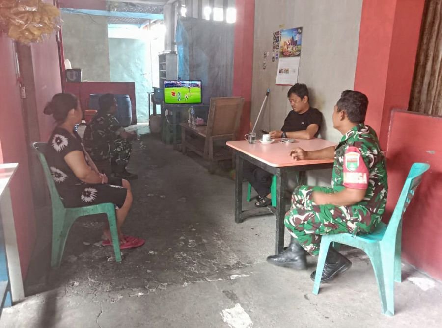 Babinsa Koramil 02/Tarempa Nobar Bersama Warga, Pererat Kemanunggalan TNI dan Rakyat