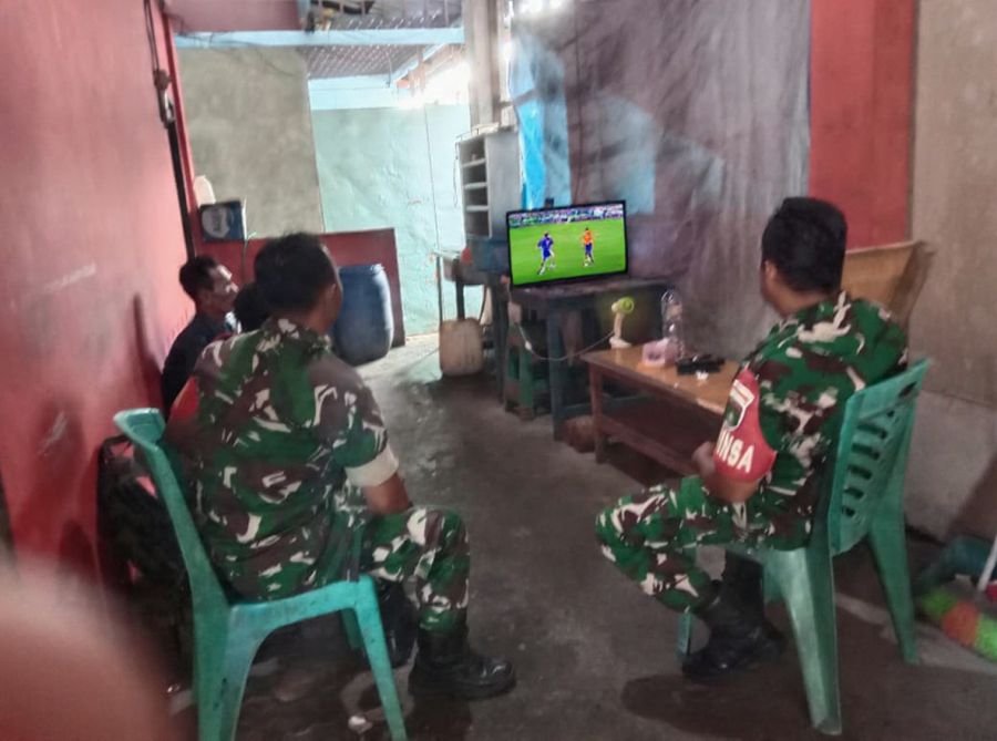 Babinsa Koramil 02/Tarempa Nobar Piala Dunia 2026 Bersama Warga, Pererat Kemanunggalan TNI dan Rakya