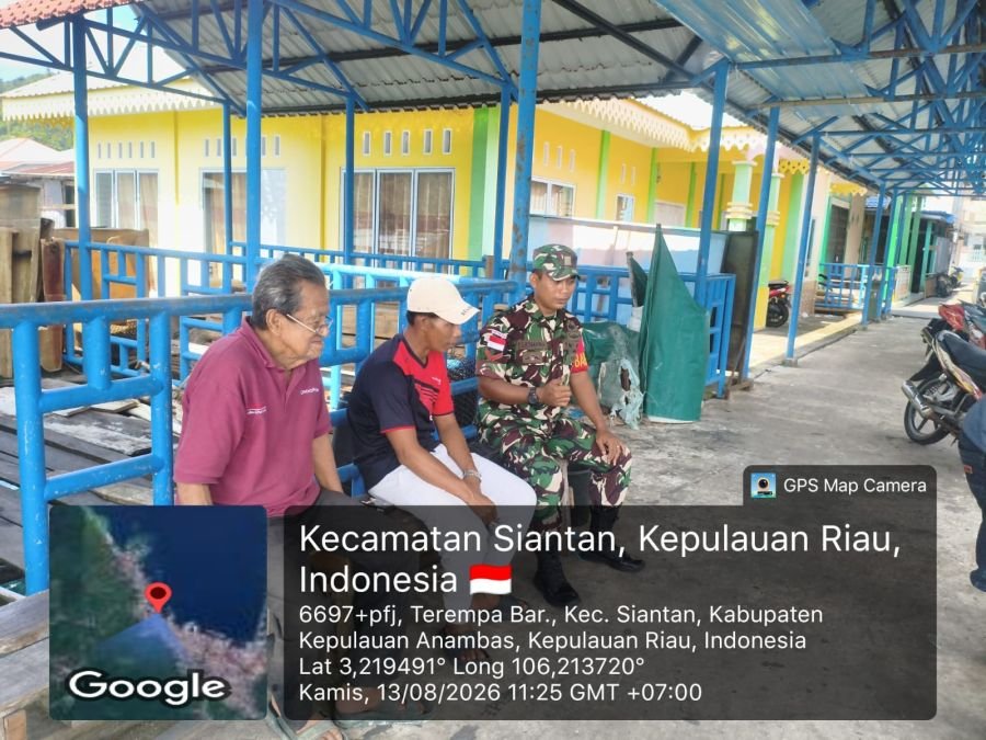 Babinsa Koramil 02/Tarempa Pererat Silaturahmi Melalui Komsos dengan Warga Binaan di Desa Tarempa Ba