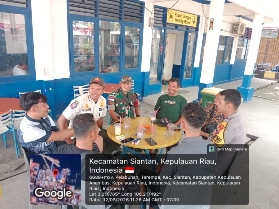 Babinsa Koramil 02/Tarempa Perkuat Sinergi TNI-Polri dan Aparat Desa melalui Komsos