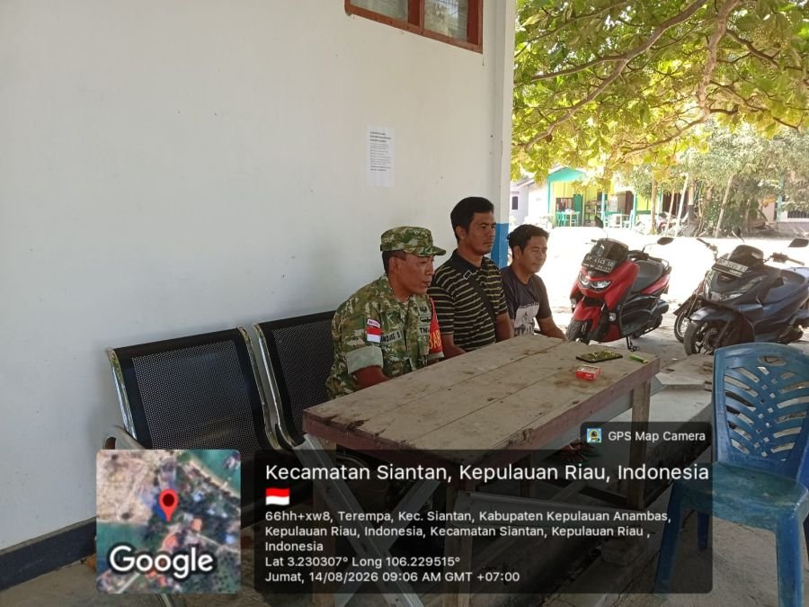 Babinsa Koramil 02/Tarempa Perkuat Sinergi dengan Mitra Karib Melalui Komsos di Desa Tarempa Timur