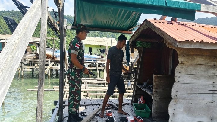 Babinsa Koramil 02/Tarempa Sambangi Nelayan Bagan, Bantu Perbaikan Lampu demi Dukung Aktivitas Melau