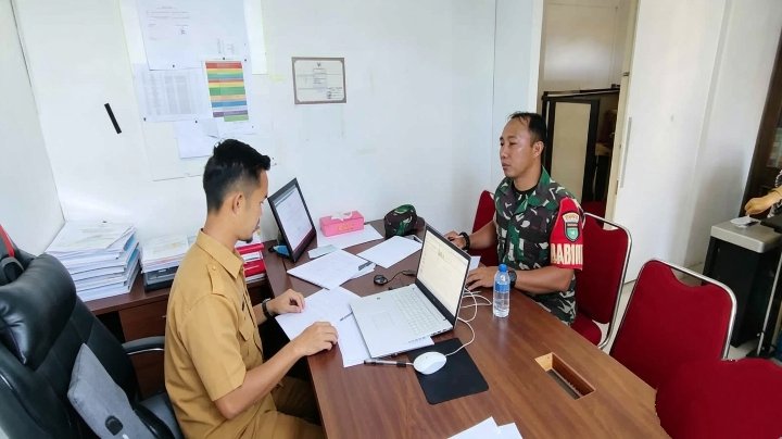 Babinsa Koramil 02/Tarempa Tingkatkan Kerja Sama dengan Perangkat Desa Sri Tanjung