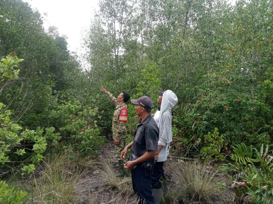 Babinsa Koramil 02/Tebing Tinggi Bersama Masyarakat Patroli Karhutla di Desa Insit