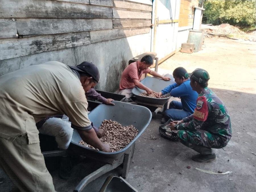 Babinsa Koramil 02/Tebing Tinggi Beri Motivasi Petani Pinang di Desa Alah Air Timur