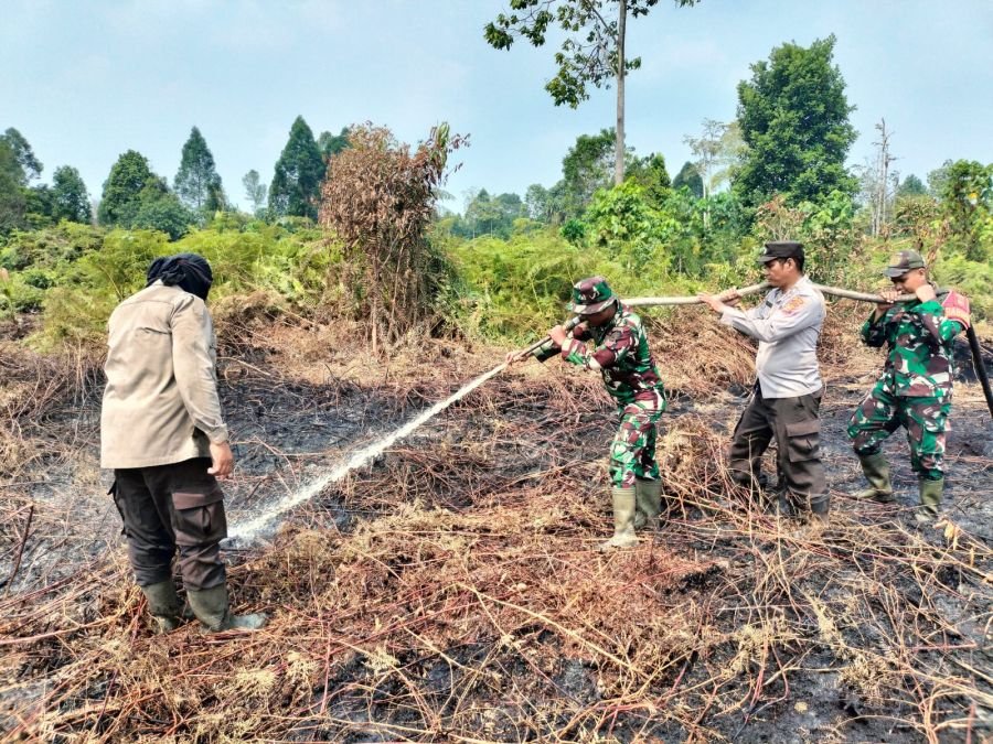 Babinsa Koramil 02/Tebing Tinggi Bersama Tim Lakukan Pendinginan Titik Asap di Desa Gemala Sari