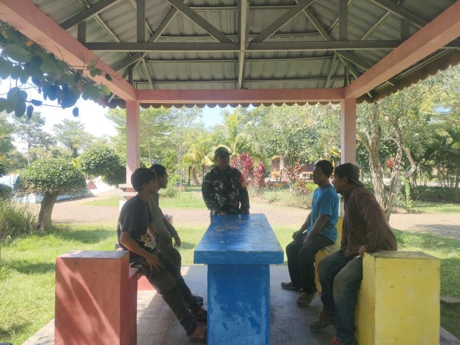 Babinsa Koramil 02/Tebing Tinggi Perkuat Komsos, Jaga Kedekatan dengan Warga Desa Banglas