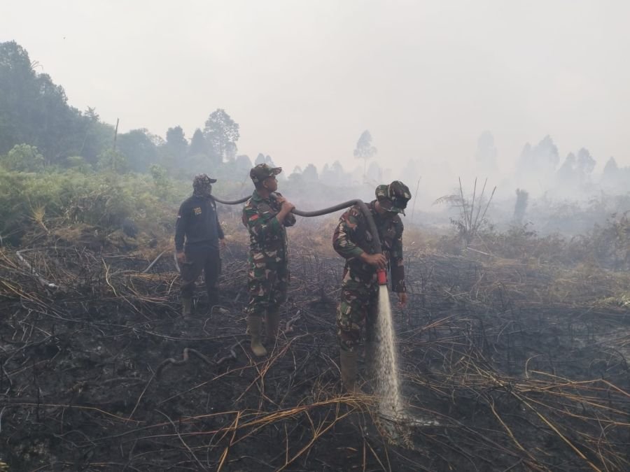 Babinsa Koramil 02/Tebing Tinggi Tak Kenal Lelah Padamkan Karhutla di Gemala Sari