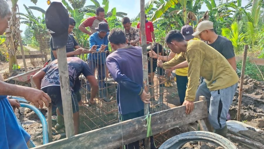 Babinsa Koramil 02/TM Bersama Warga Cor Pondasi Jembatan Perintis Garuda di Inhil