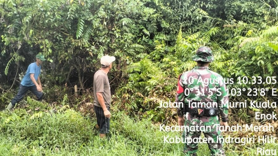 Babinsa Koramil 02/TM Gelar Patroli Karhutla di Kelurahan Kuala Enok