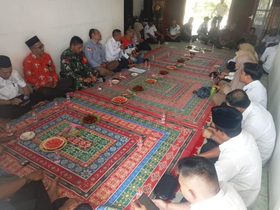*Babinsa Koramil 02/TM Hadiri Rapat Pembentukan Panitia HUT RI Ke-81 di Rumah Dinas Camat Enok*