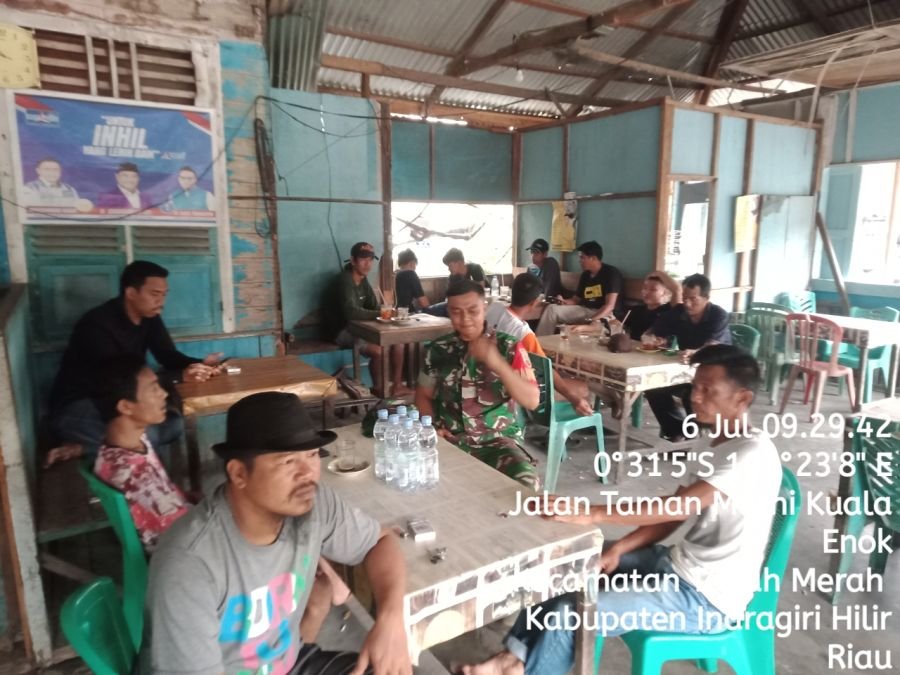 Babinsa Koramil 02/TM Himbau Warga Kuala Enok Jaga Kebersihan Lingkungan Cegah Penyakit
