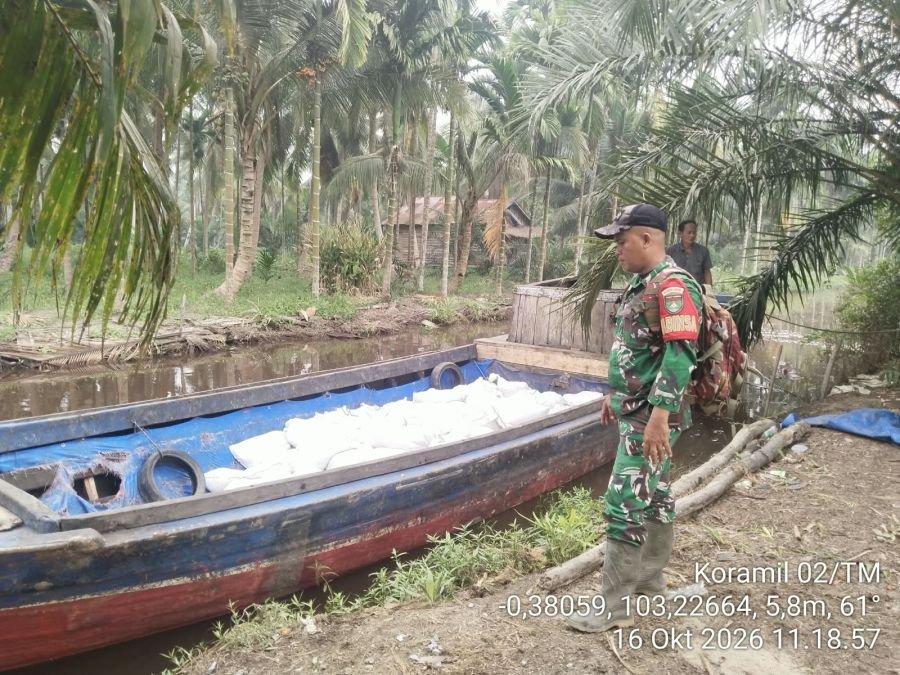 Babinsa Koramil 02/TM Kawal Pembongkaran Material Karya Bhakti TNI di Jalan Lintas Enok
