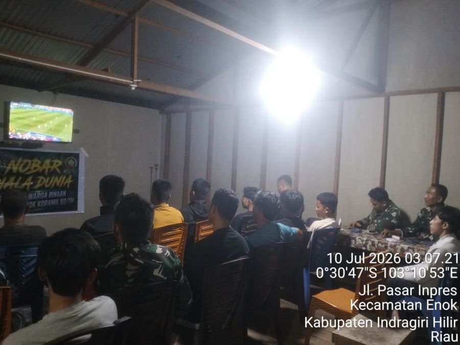 Babinsa Koramil 02/TM Nobar Pildun Bareng Pemuda, Wujudkan Kedekatan TNI-Rakyat