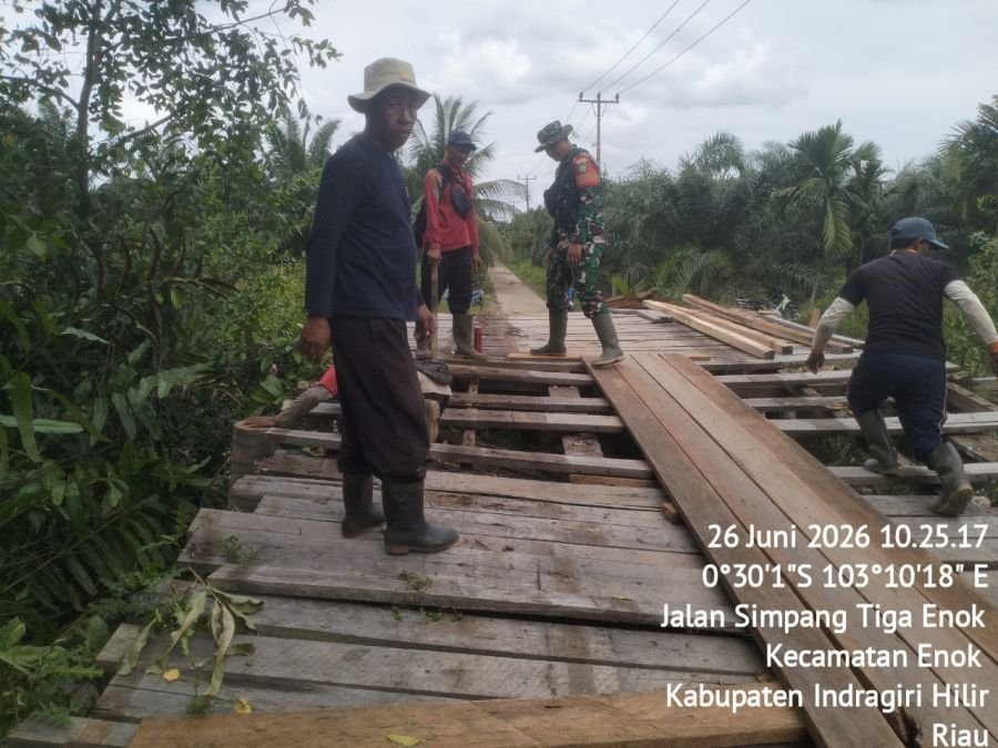 Babinsa Koramil 02/TM, Pratu Jafar Wijaya Bersama Warga Perbaiki Jembatan di Enok, Akses Jalan Kemba